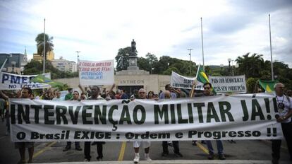 Manifestante pedem interven&ccedil;&atilde;o militar no pa&iacute;s durante protesto no Rio de Janeiro em mar&ccedil;o de 2014