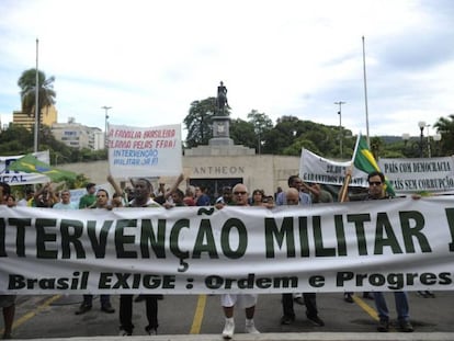 Manifestante pedem interven&ccedil;&atilde;o militar no pa&iacute;s durante protesto no Rio de Janeiro em mar&ccedil;o de 2014