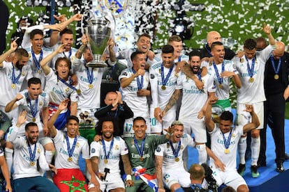 Los jugaodres del Real Madrid celebran la victoria en la Final de la Champions League.