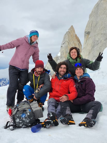 En el centro, de rojo y con barba, Tasio Martín con Facundo Jíos a su derecha y los tres alpinistas chilenos rescatados. Foto Cax