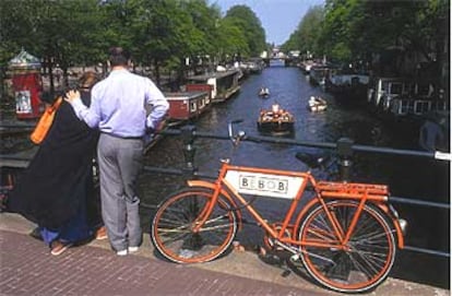 Unas 600.000 bicicletas circulan por las calles y puentes de Amsterdam. En la fotografía, vista del canal de Prinsengracht.