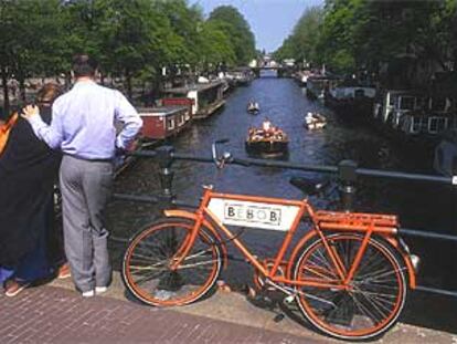 Unas 600.000 bicicletas circulan por las calles y puentes de Amsterdam. En la fotografía, vista del canal de Prinsengracht.