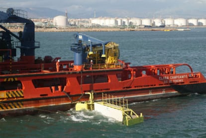 Tareas de limpieza en el puerto de Tarragona tras el vertido del pasado día 9.