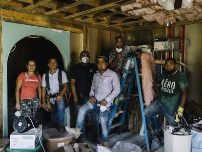 Trabajadores resilientes en una obra de reconstrucción