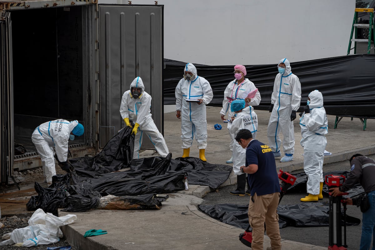 Pain at the doors of the collapsed morgue of corpses in Guayaquil: “I just want my son to be handed over to me”