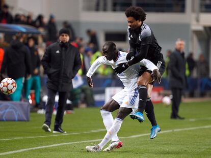 Ferland Mendy protege la pelota ante Bruno Felipe, del Sheriff, el miércoles en Tiraspol.