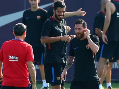 Valverde (de espalda) saluda a Messi en la Ciudad Deportiva. 