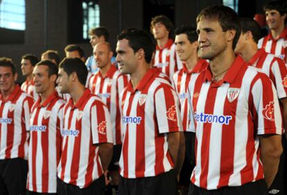 Jugadores del primer equipo del Athletic posaron ayer con la nueva primera indumentaria.