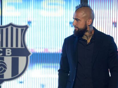 Arturo Vidal posa en el Camp Nou tras firmar con el Barça.