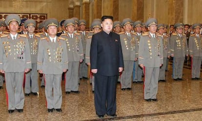 Kim Jong-un visita el mausoleo de su padre, este martes.