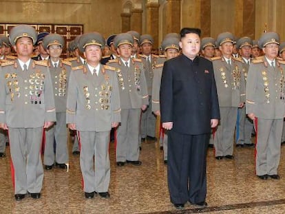 Kim Jong-uma visita o mausoléu de seu pai, nesta terça-feira.