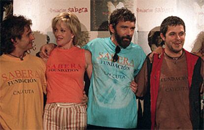 Nacho Cano, Melanie Griffith, Antonio Banderas y Alejandro Sanz, con la camiseta de la Fundación Sabera. PLANO MEDIO - FOTO DE GRUPO