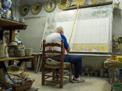 Un artesano de Talavera de la Reina, en su taller de cerámica.