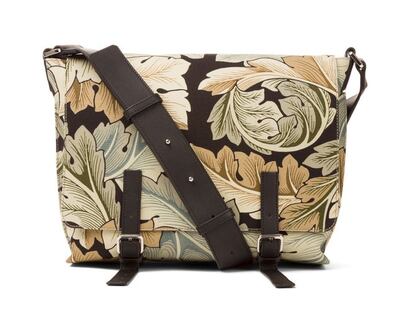 <p>La <a href="http://www.loewe.com/eur/es/coleccion-de-regalo/william-morris-meets-punk/bolsos/bolso-messenger-militar-p-camo/312.34.N64-8878.html?cgid=gifts_collection&amp;country=ES?utm_source=ELPAIS_ICON&amp;utm_medium=REFERRAL&amp;utm_campaign=EDITORIALPRODUCTO_BOLSOMESSENGERMILITARCAMO_ESP_ELPAIS_ICON_20DEC%20" target="_blank">bandolera 'messenger'</a> es el bolso de reportero (o de aventurero) por excelencia: esta versiona el clásico estampado de camuflaje mediante una variación de uno de los diseños más conocidos del artista, artesano y escritor inglés William Morris. Por fuera es de lona y piel. Por dentro, tiene compartimentos suficientes para guardar todo lo necesario y encontrarlo con facilidad. La aventura la pones tú.</p>