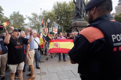 Centenares de personas se han concentrado esta tarde junto a dirigentes de Ciudadanos frente al parque de la Ciutadella de Barcelona.