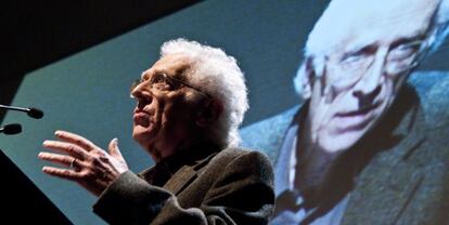 Todorov, durante su charla en el CCCB.