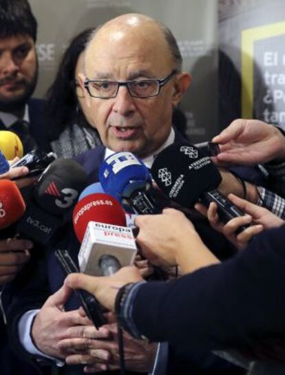 Cristóbal Montoro, hace declaraciones a los medios.