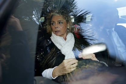 Mar&iacute;a Jos&eacute; Alcon, junto a su marido Alfonso Grau tras declarar en el juzgado.