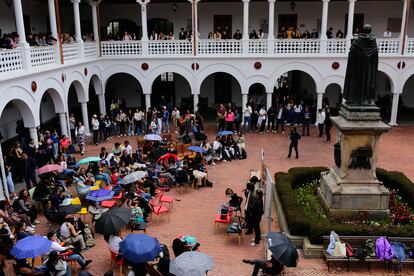 Estudiantes en el atrio de la Universidad del Rosario.