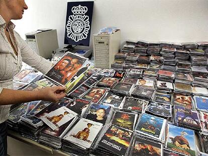 Parte de las copias ilegales de CD y DVD requisadas por la policía en Valencia.