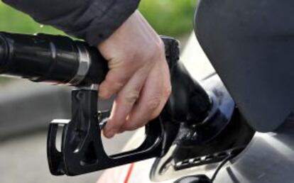 Un hombre reposta combustible en una gasolinera.