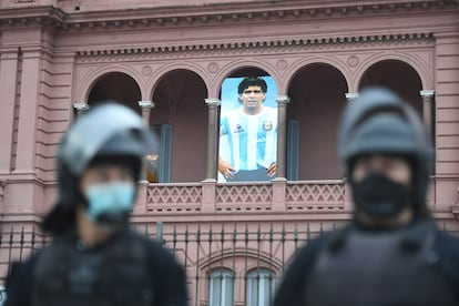 Dos policías a las puertas de la Casa Rosada, donde se ubicó el velatorio de Maradona.