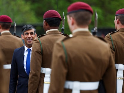 El primer ministro británico, Rishi Sunak, durante la visita a los reculas del regimiento de paracaidistas del cuartel Helles de Catterich Garrison, en North Yorkshire (Gran Bretaña), este viernes.