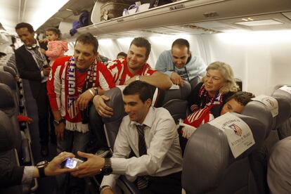 Los familiares de los jugadores fueron y volvieron de Hamburgo en el mismo avión, donde se juntaron con aficionados. En la fotografía, Reyes se hace fotografías con seguidores del equipo.