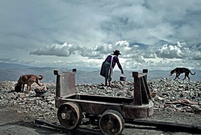 Doña María, de 34 años, es una de las serenas (guardianas) de la mina. Vive en el Cerro Rico, a más de 4.000 metros de altitud, sin agua ni electricidad, con su marido y sus cuatro hijos. Recibe un salario de apenas 100 euros al mes.