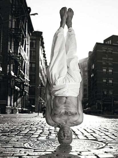 El maestro Dharma Mittra, en una calle de Nueva York, en la postura llamada 'niralamba shirsasana' (sobre la cabeza sin apoyo), en 2006.