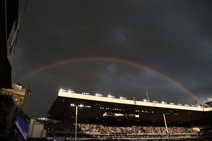 Un arcoíris sobre el estadio de fútbol del White Hart Lane, recinto oficial del Tottenham Hotspur en la Premier League, Londres (Reino Unido), el 14 de mayo de 2017.