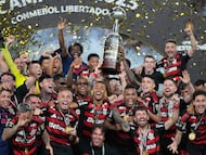 Los jugadores del Flamengo posan con la Copa Libertadores tras vencer en la final al Palmeiras este sábado en Lima.