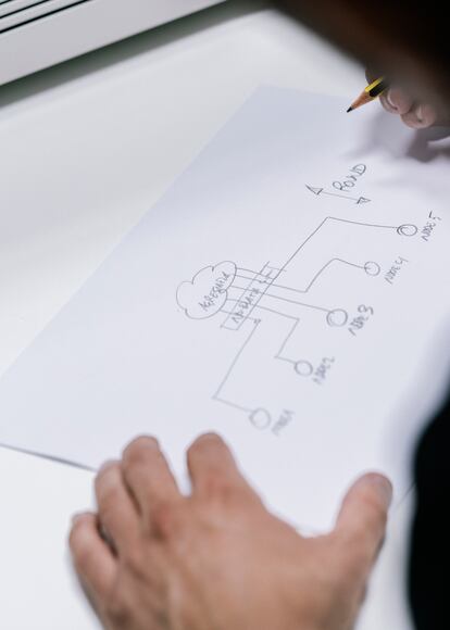 Este 'techie' de gustos analógicos esboza un esquema con papel y lápiz.