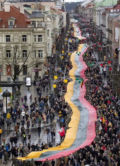 Un grupo de manifestantes porta una bandera gigante durante la celebración del día de la independencia de Lituania, en Vilnius.