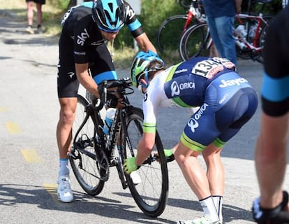 Clarke cede su rueda a Richie Porte.