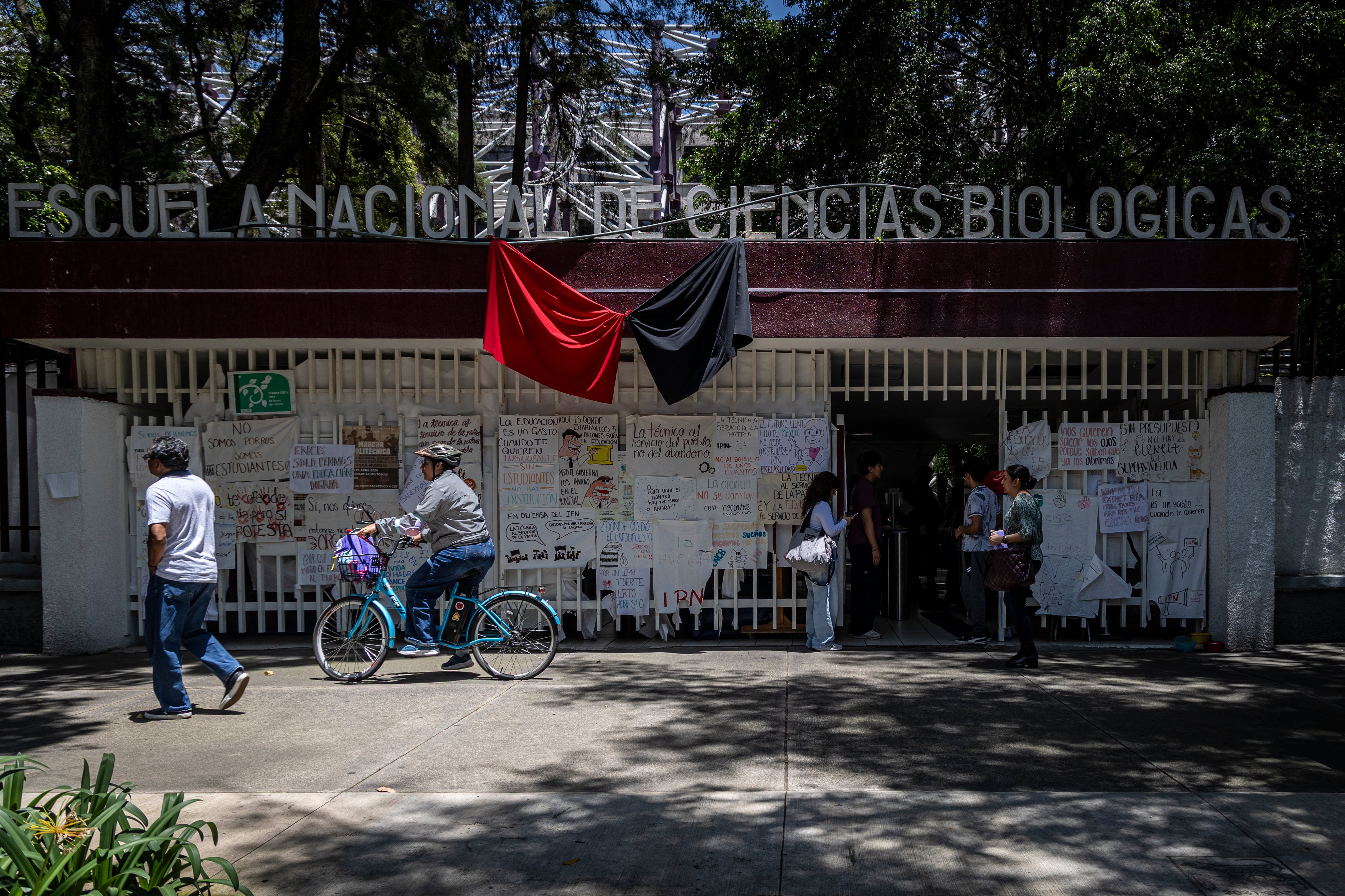 Escuela Nacional de Ciencias Biológicas del IPN decidió mantener el paro de actividades por tiempo indefinido.