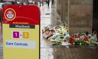 Flores en la estación de metro de Maalbeek depositadas en homenaje a las víctimas del ataque, en 2016, en Bruselas.