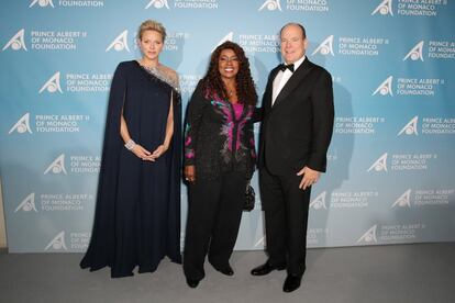 Alberto y Charlene de Mónaco con la cantante Gloria Gaynor.