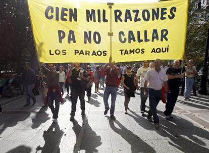 Varias personas portan una pancarta con el lema "Cien mil razones para no callar" durante la manifestación en Gijón.