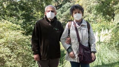 Javier Ramírez y Belén López, en un parque cerca de Moncloa donde suelen pasear a diario. Ambos han adoptado sus propias medidas restrictivas y de autoconfinamiento.