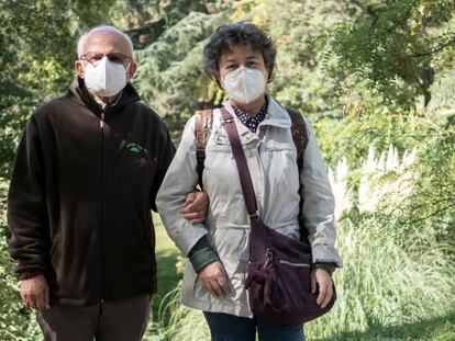 Javier Ramírez y Belén López, en un parque cerca de Moncloa donde suelen pasear a diario. Ambos han adoptado sus propias medidas restrictivas y de autoconfinamiento.