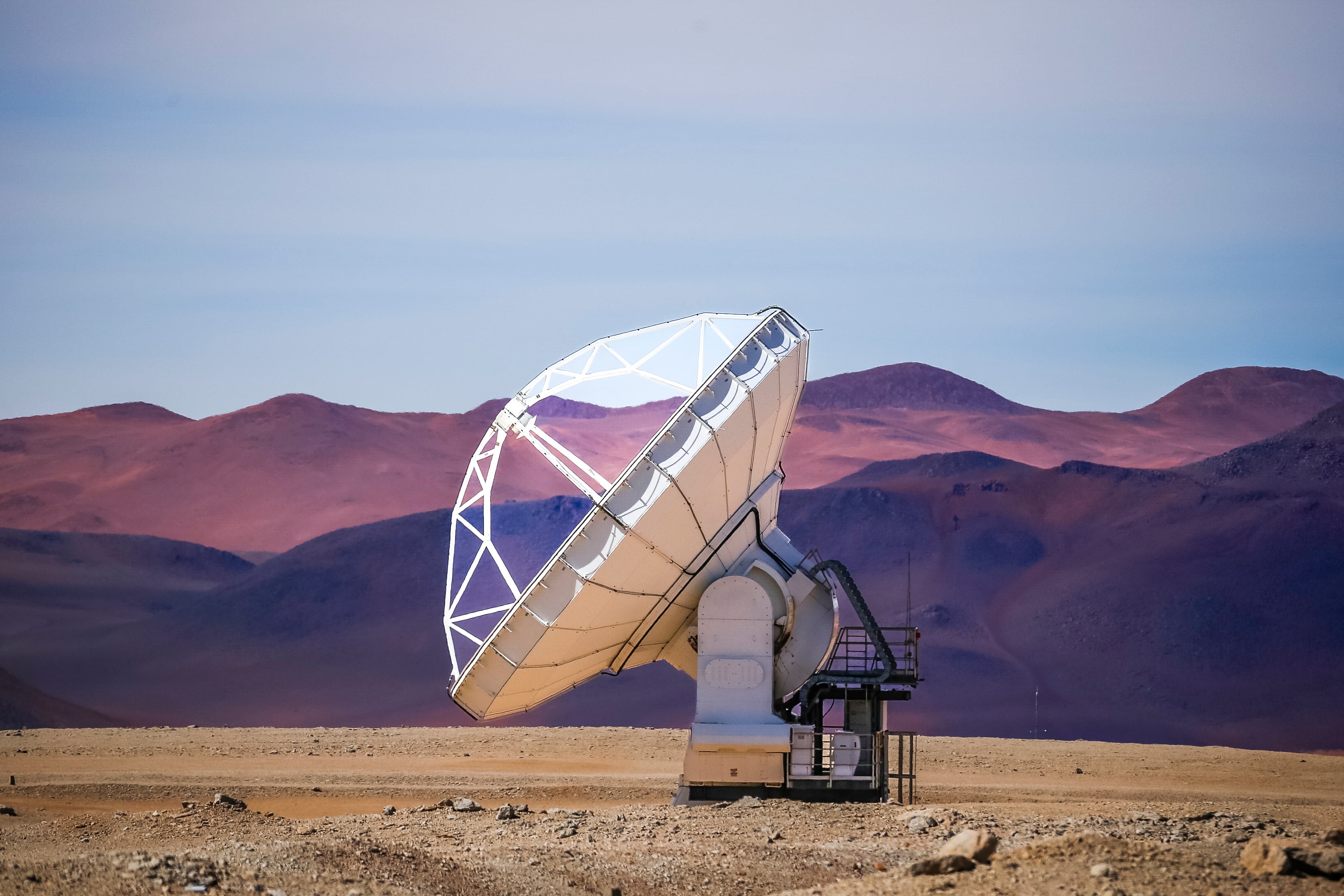Un grupo de antenas satelitales del centro astronómico ALMA ubicado a 5.000 metros sobre el nivel del mar en Chile.