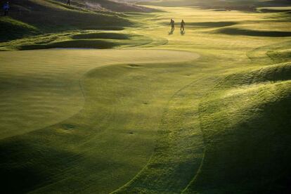 'Greenkepers' trabajan antes de una sesión de golf de de la 42ª Ryder Cup en Le Golf National Course, en Saint-Quentin, Yvelines, al suroeste de París.