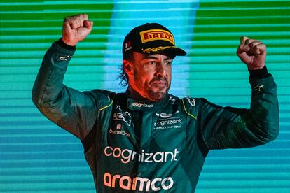 Fernando Alonso celebra este domingo su tercer puesto en el GP de Baréin.