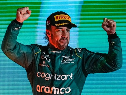 Fernando Alonso celebra este domingo su tercer puesto en el GP de Baréin.