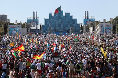 Asistentes al viacrucis presidido por el Papa y celebrado en el Parque Eduardo VII, en Lisboa, el viernes.