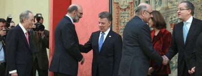 El presidente de Colombia, Juan Manuel Santos, saluda a los presidentes de OHL, Juan Miguel Villar Mir (primero por la izquierda); Indra, Fernando Abril-Martorell; y Abertis, Salvador Alemany.
