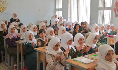 Unas niñas aplauden a una compañera en una escuela de Sana’a, tras la vuelta al cole.