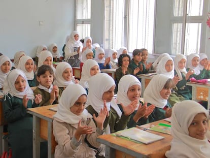 Unas ni&ntilde;as aplauden a una compa&ntilde;era en una escuela de Sana&rsquo;a, tras la vuelta al cole. 
 