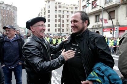 El dirigent abertzale Tasio Erkizia, amb David Fernàndez, aquest dissabte a Bilbao.